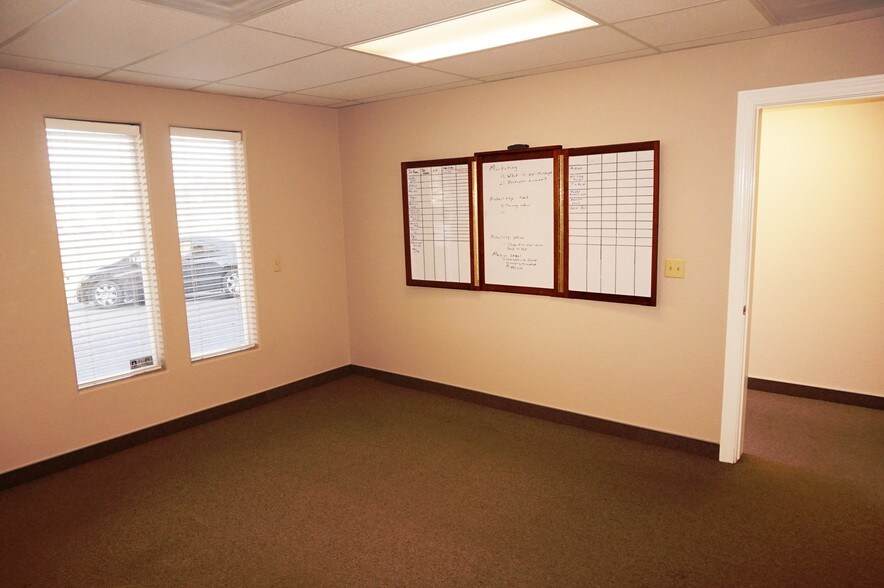 More Photos Of 538 S 5th Ave, Oakdale Light Distribution For Sale