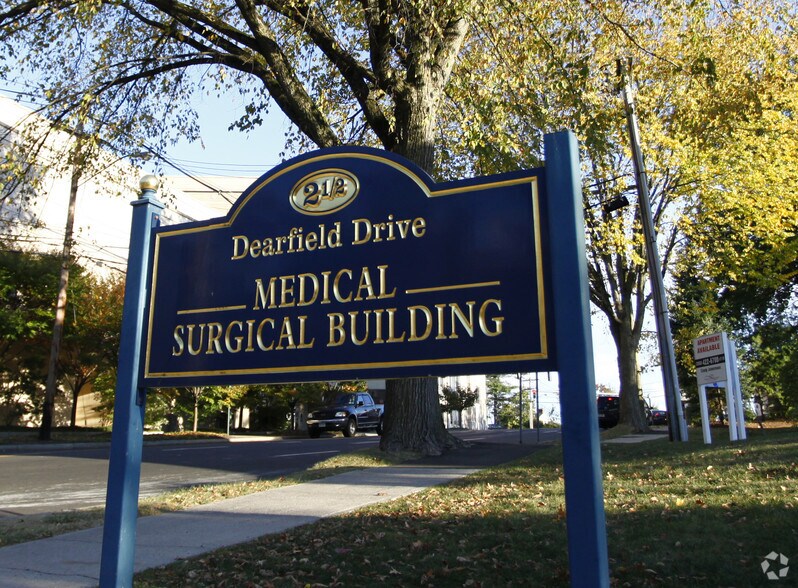 Primary Photo Of 2 1/2 Dearfield Dr, Greenwich Medical For Lease