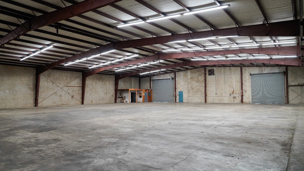 More Photos Of 828 W Broadway Ave, Fort Worth Warehouse For Lease