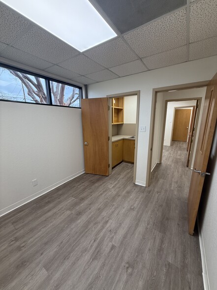 More Photos Of 2401 W Green Oaks Blvd, Arlington Office For Lease