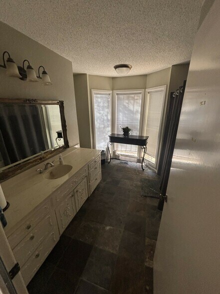 More Photos Of 1608 N Big Spring St, Midland Office For Sale