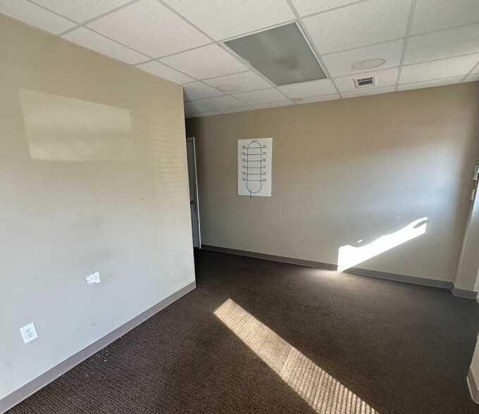 More Photos Of 1975 Mall Blvd, Auburn Warehouse For Lease