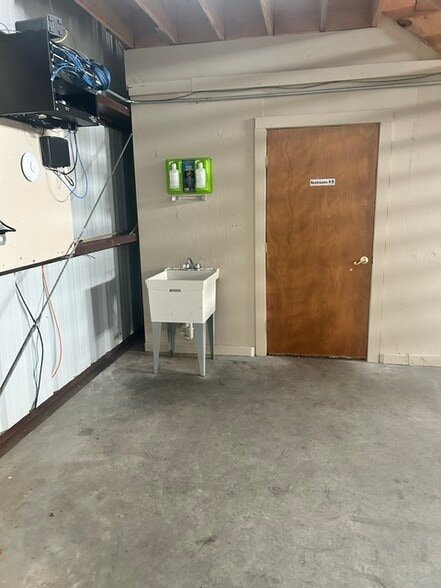 More Photos Of 6980 B Industrial Rd, Beaumont Warehouse For Lease
