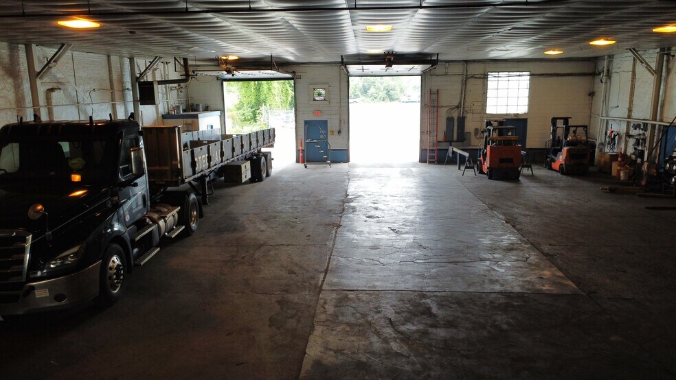 More Photos Of 164-168 Montgomery St, Albany Distribution For Sale