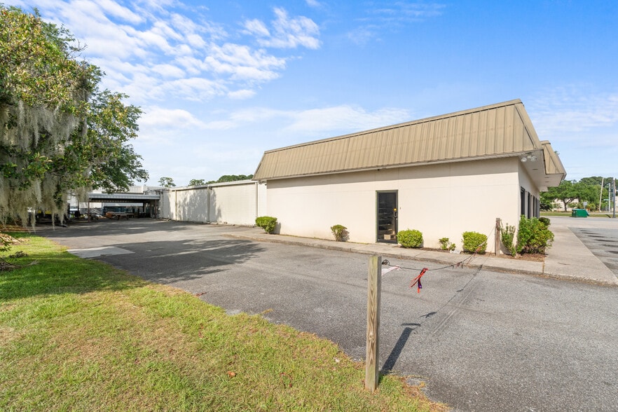 More Photos Of 6 Television Cir, Savannah Freestanding For Lease