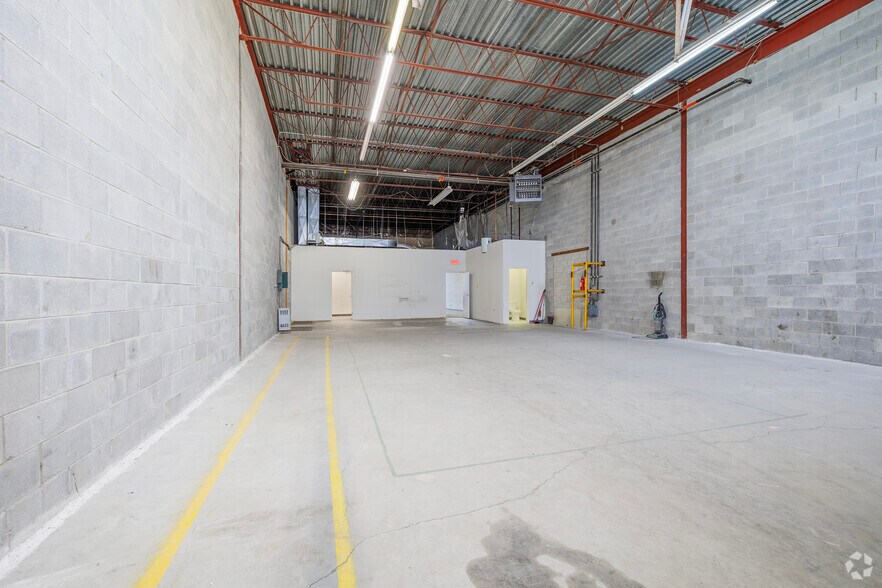 More Photos Of 90A-90F Boul Brunswick, Dollard-des-Ormeaux Warehouse For Lease