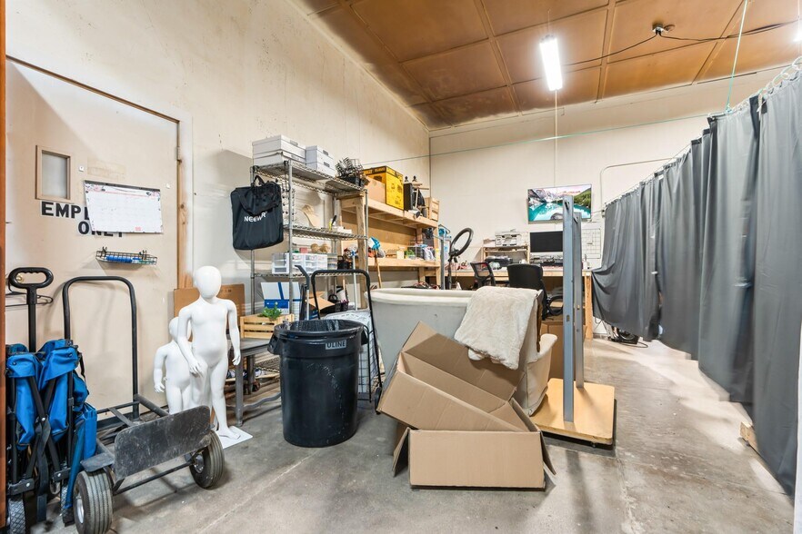 More Photos Of 104 W Elm St, Hillsboro Storefront Retail Office For Lease