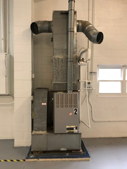 More Photos Of 472 Grimes Blvd, Lexington Warehouse For Lease