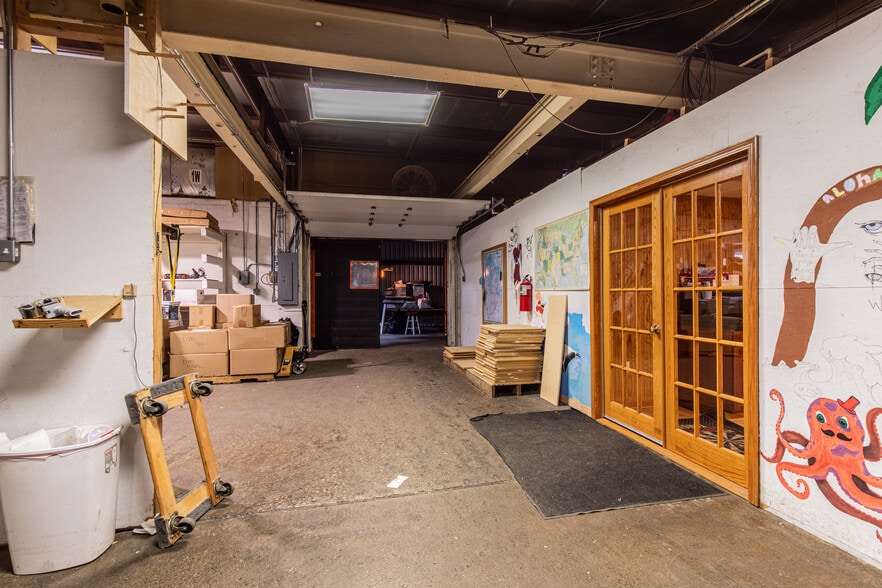 More Photos Of 825 N Pleasant St, Princeton Flex For Sale