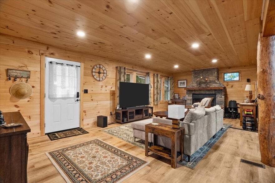 More Photos Of 9420 Hwy 52, Chatsworth Hospitality For Sale