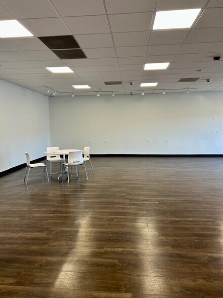 More Photos Of 1390 Biddle Rd, Medford General Retail For Lease
