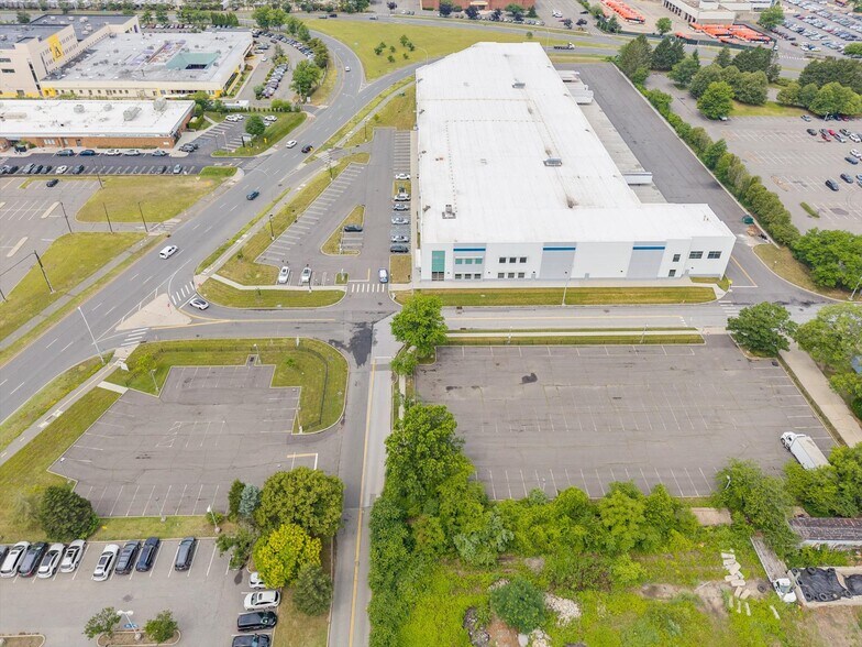More Photos Of 107 Charles Lindbergh Blvd, Garden City Land For Lease