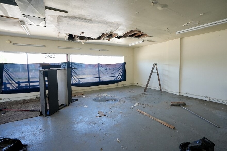 More Photos Of 5237-5243 Rockville Rd, Indianapolis Storefront For Sale