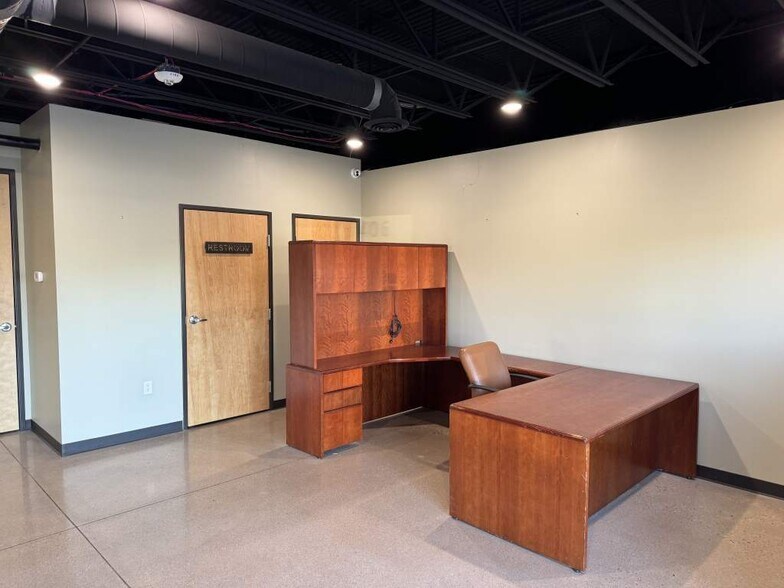 More Photos Of 3000 Airport Dr, Erie Flex For Sale