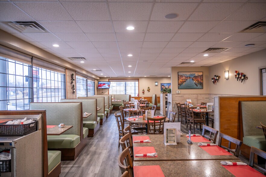 More Photos Of 532 Gateway Ave, Mauston Restaurant For Sale