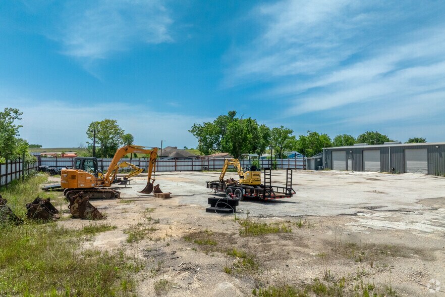 More Photos Of 8403 Bassett St, Houston Warehouse For Sale