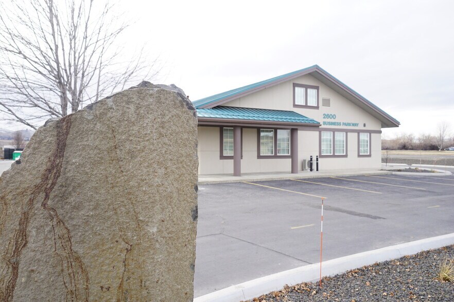 More Photos Of 2600 Business Pkwy, Union Gap Medical For Lease