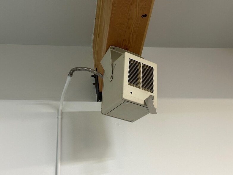 More Photos Of 336 Deinhard Ln, Mccall Airplane Hangar For Sale