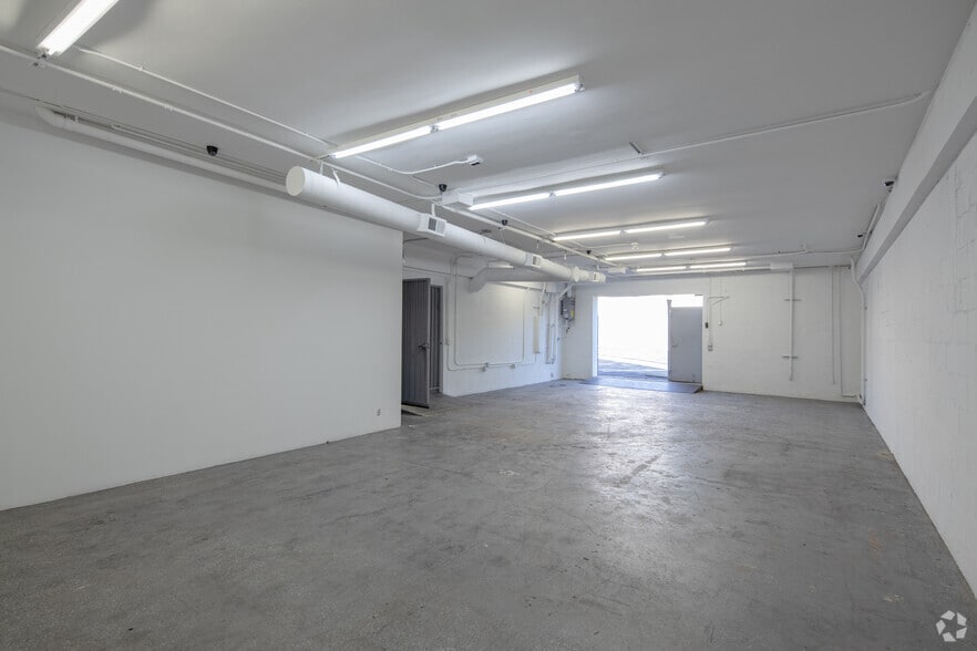 More Photos Of 900 N Western Ave, Los Angeles Showroom For Sale