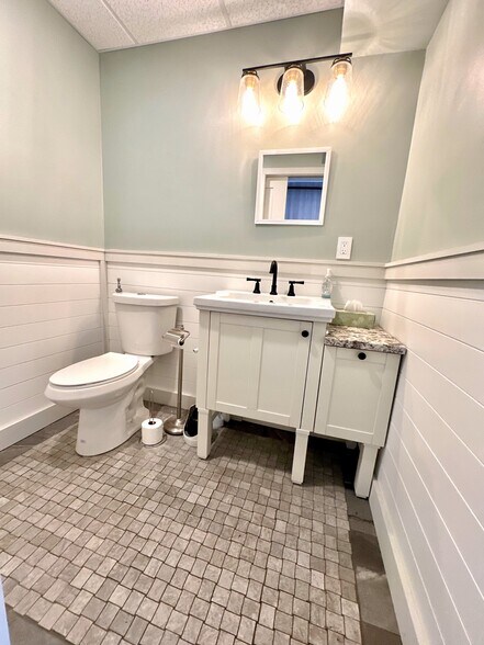 More Photos Of 725 Lafayette Rd, Hampton Storefront Retail Office For Lease