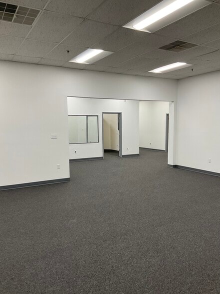 More Photos Of 450-460 Veterans Dr, Burlington Flex For Lease