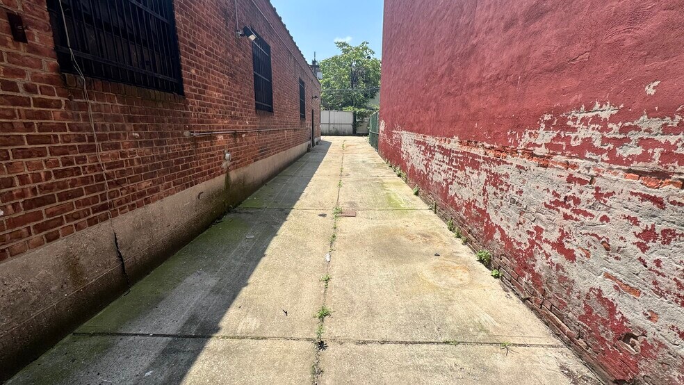 More Photos Of 984 Myrtle Ave, Brooklyn Auto Repair For Lease