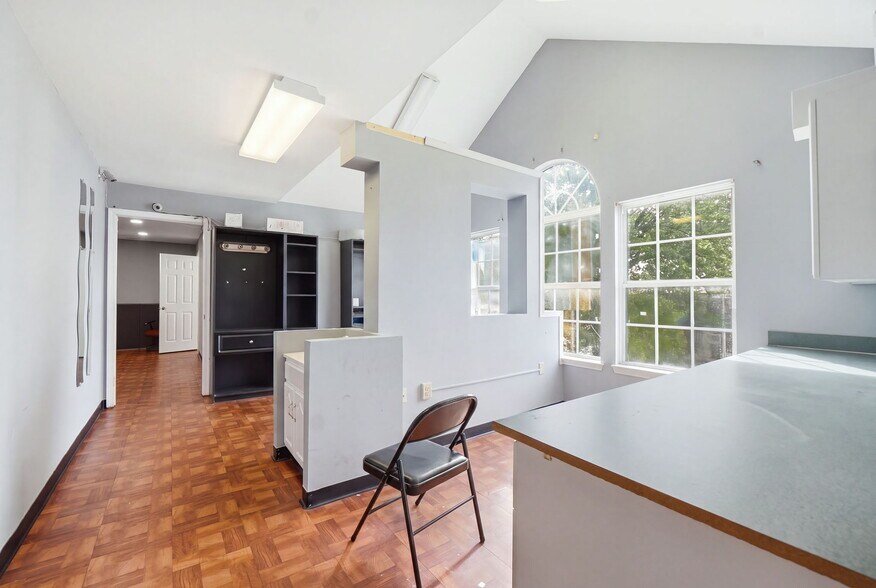 More Photos Of 9510 Lanham Severn Rd, Lanham Office For Sale