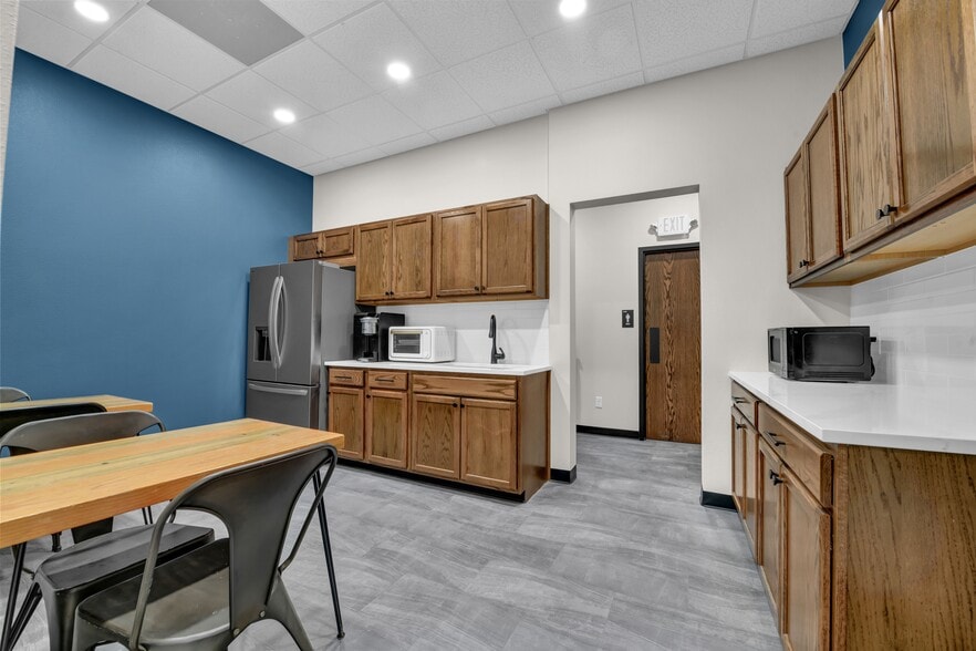 More Photos Of 203 N Main St, Weatherford Storefront Retail Office For Lease