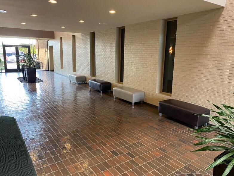 More Photos Of 1702 N Collins Blvd, Richardson Office For Lease