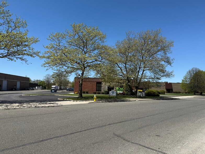 More Photos Of 87 E Jefryn Blvd, Deer Park Warehouse For Lease