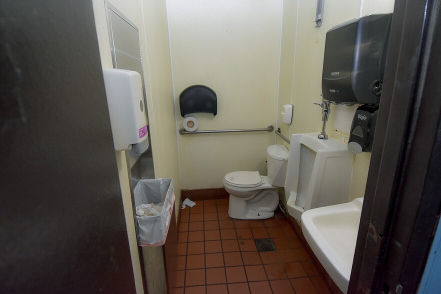 More Photos Of 1082 Highway 19 N, Thomaston Restaurant For Sale