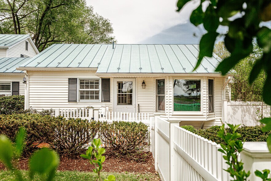 More Photos Of 1329 Commerce Rd, Staunton Hotel For Sale