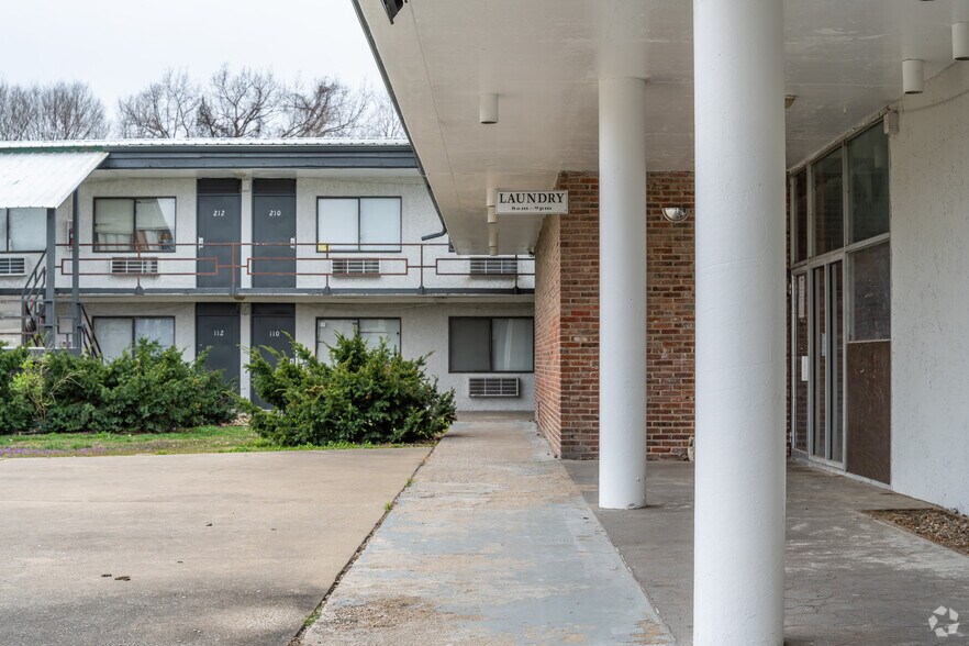 More Photos Of 115 NW Harlem Rd, Kansas City Apartments For Sale