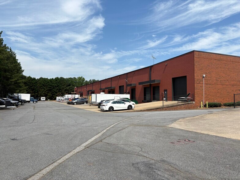 More Photos Of 100 Londonderry Ct, Woodstock Warehouse For Lease