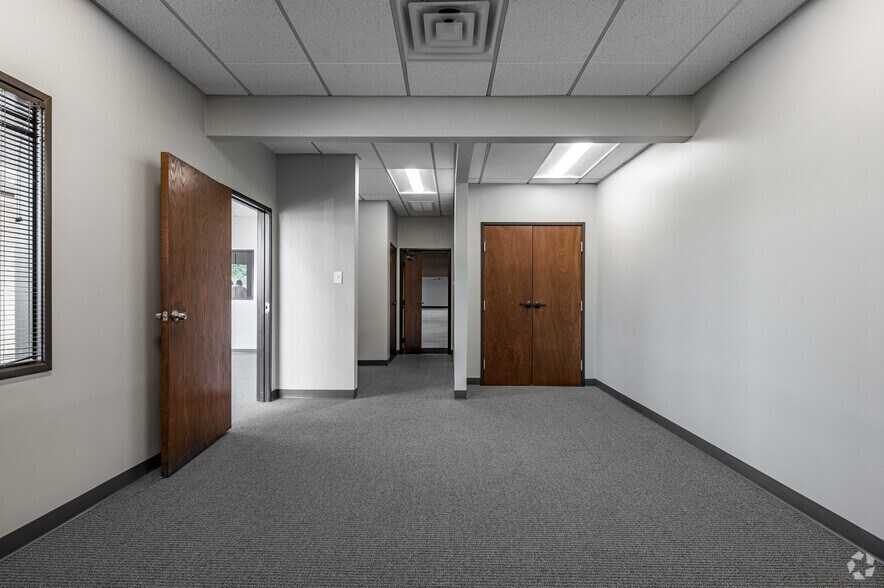 More Photos Of 11420 Mathis Ave, Farmers Branch Unknown For Lease