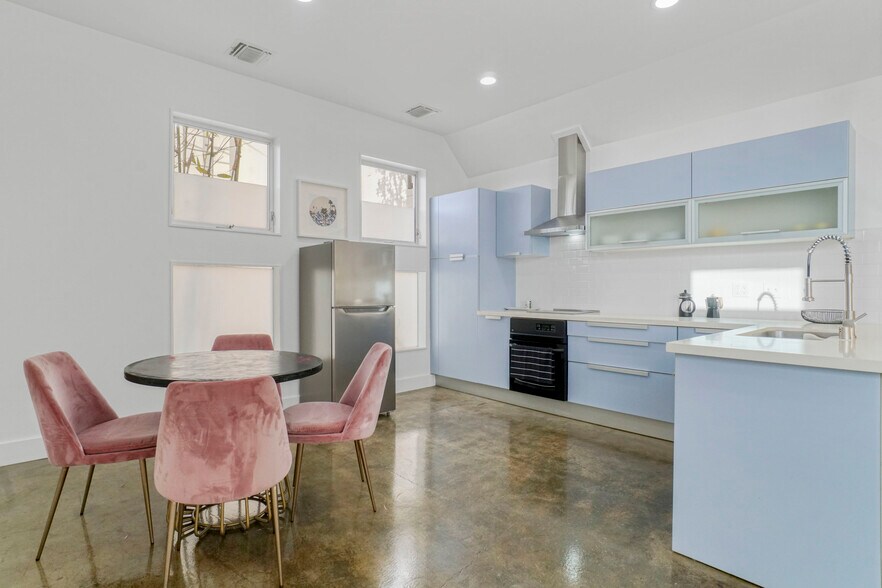 More Photos Of 328 Lincoln Blvd, Venice Storefront Retail Residential For Sale