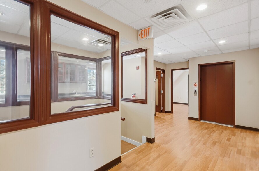 More Photos Of 28 Green St, Newburyport Loft Creative Space For Lease