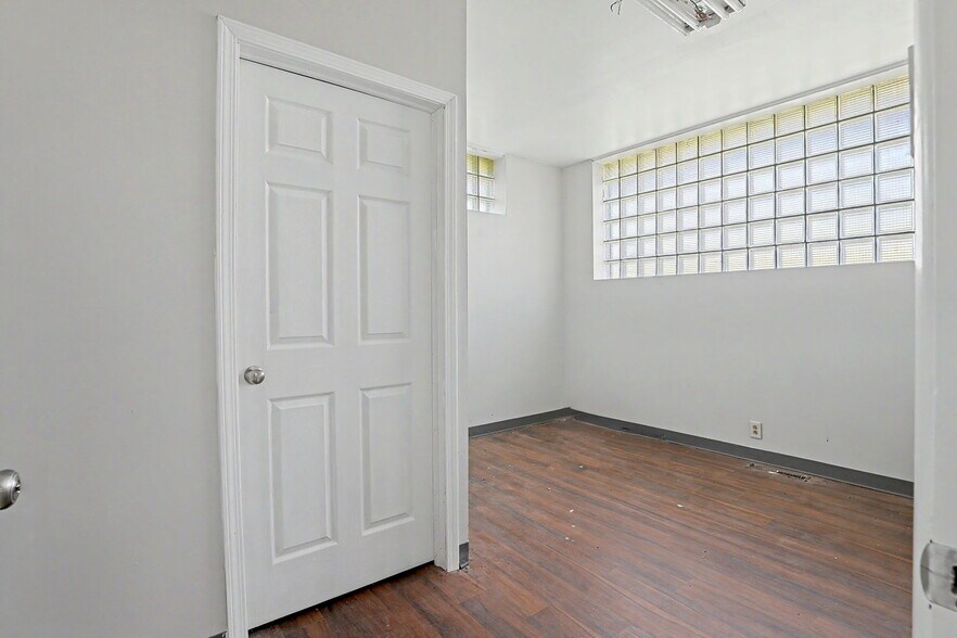 More Photos Of 1601 N State St, Augusta Office For Sale
