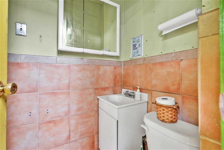More Photos Of 10717 Metropolitan Ave, Forest Hills Flex For Sale