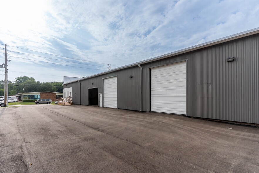 More Photos Of 415 S Kansas Ave, Olathe Warehouse For Lease