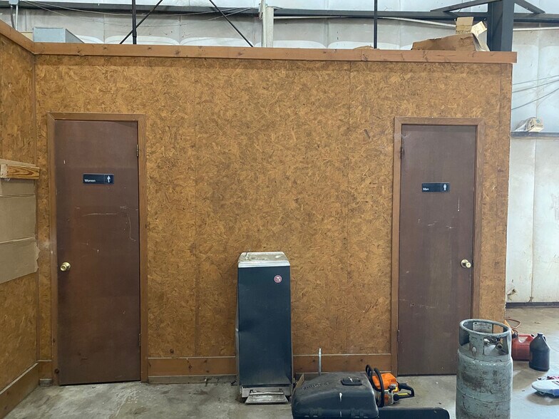 More Photos Of 130 N College St, Pontotoc Warehouse For Lease
