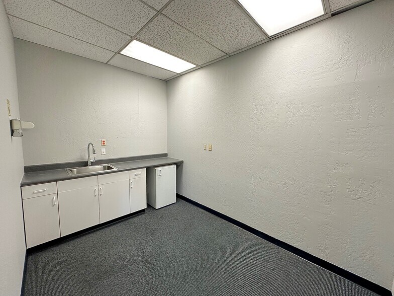 More Photos Of 3002-3028 Beacon Blvd, West Sacramento Medical For Lease