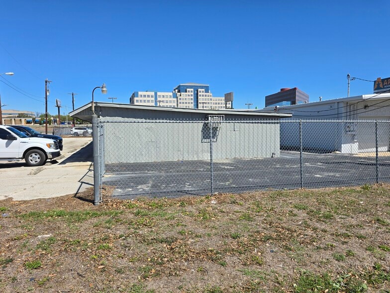 More Photos Of 10000 McCullough Ave, San Antonio Distribution For Sale