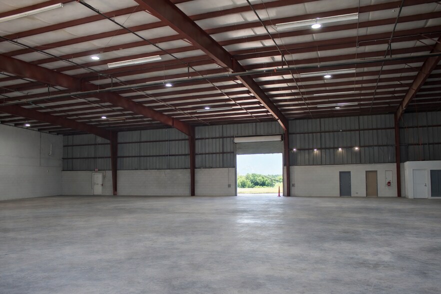 More Photos Of 7850 N Orange Blossom Trl, Orlando Warehouse For Lease
