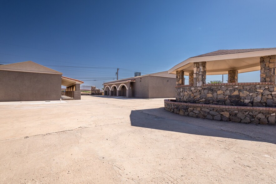 More Photos Of 13644 David Dr, El Paso Showroom For Lease