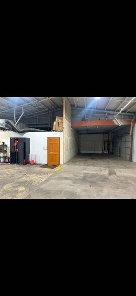More Photos Of 4908-4910 Meinders Rd, McFarland Warehouse For Sale