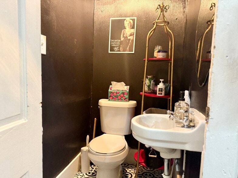 More Photos Of 212 E Main St, Brenham Storefront For Lease