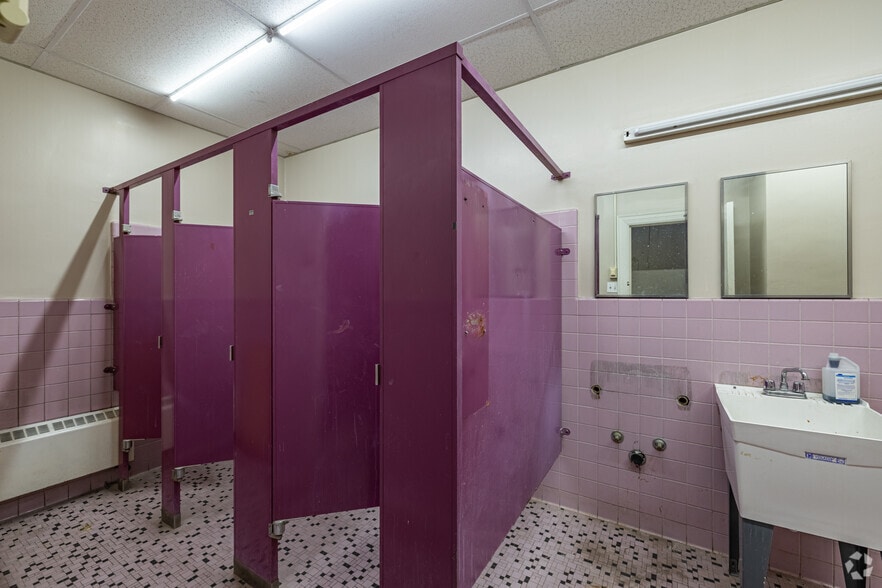 More Photos Of 201 N Wood Ave, Linden Bank For Lease