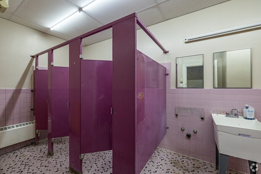 More Photos Of 201 N Wood Ave, Linden Bank For Lease