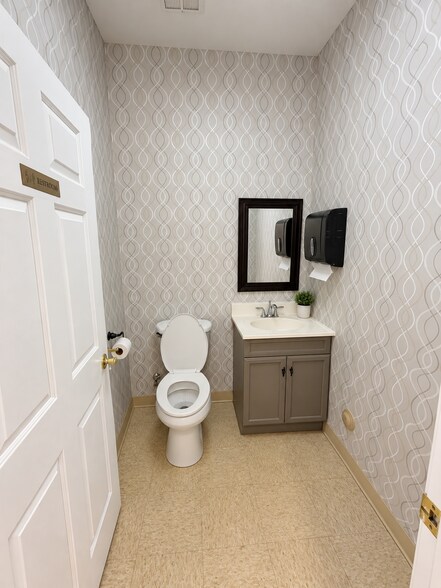 More Photos Of 5816 Creedmoor Rd, Raleigh Medical For Lease